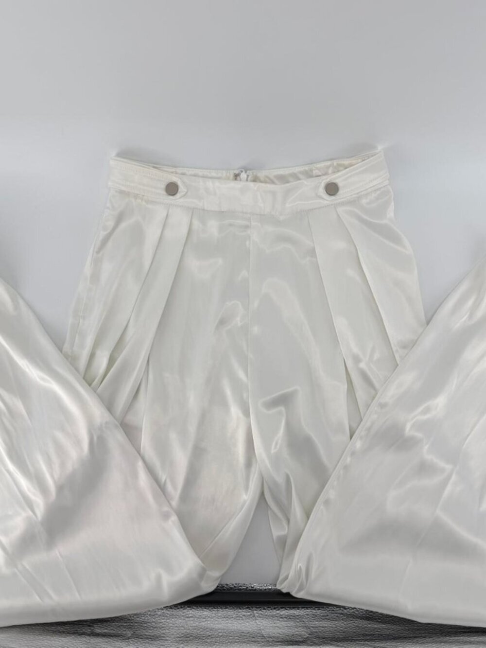 AKIRA White Satin Pleated High Waisted Jogger Pants Size Small Glam